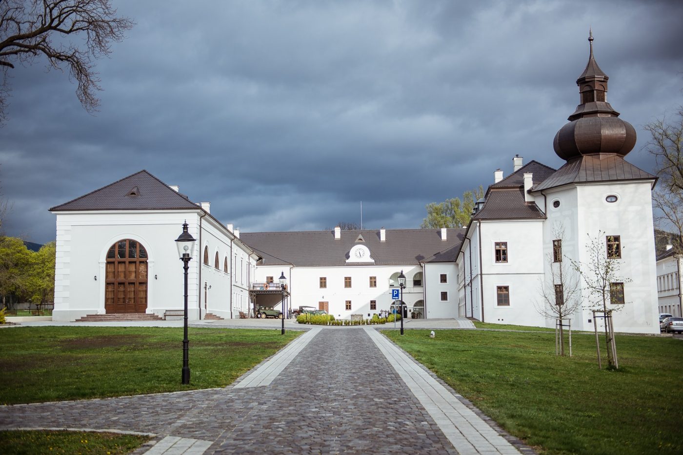 Historická budova kaštieľa v Oponiciach s Bobrovkou čiernou OR