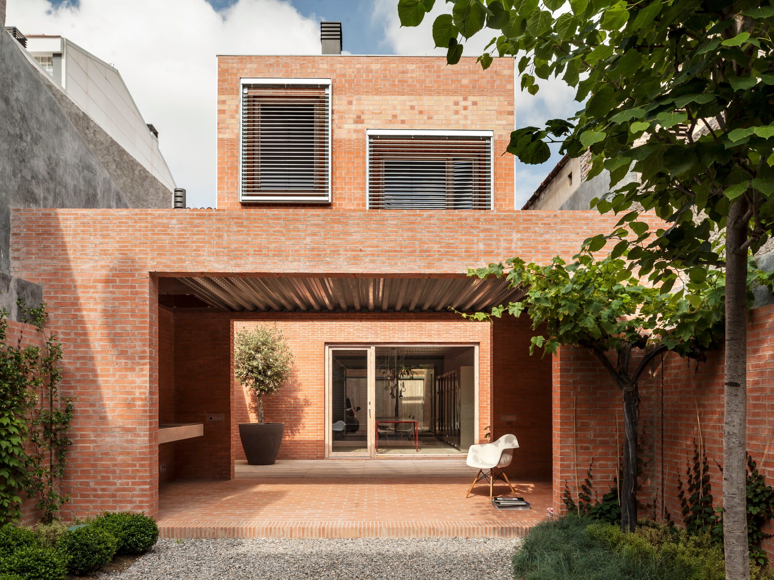 House 1014, family home and guest house with clay blocks, facing bricks and clay pavers; Brick Award 2016 Grand Prize Winner and Category Winner "Urban Infill"; Harquitectes; Photo: Adria Goula