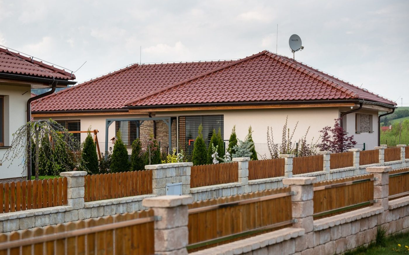 Rodinný dom Stranske Tondach Samba 11 engoba cervena visnova