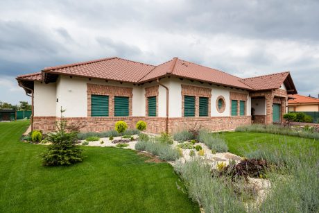 Reference photo of single house in Velky Meder 03