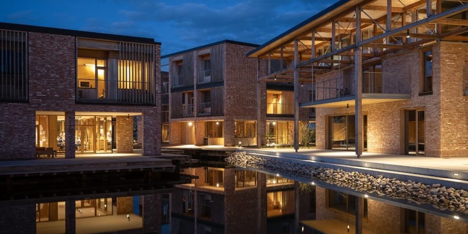 Helene Høyer Mikkelsen apartmany developersky projekt v noci, tehla porotherm a obklady terca 