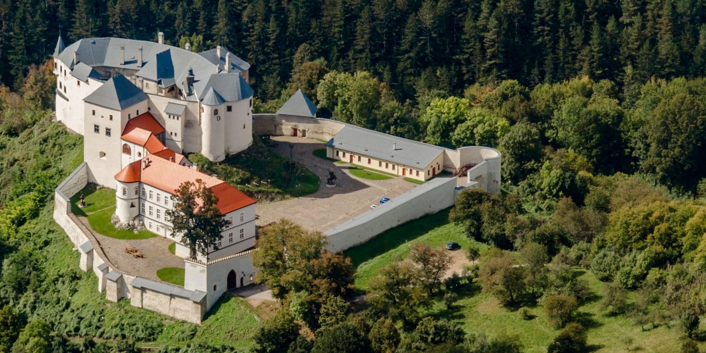 Historická budova Hrad Ľupča Bobrovka červená OR