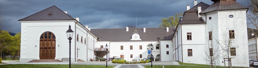 Historická budova kaštieľa v Oponiciach s Bobrovkou čiernou OR