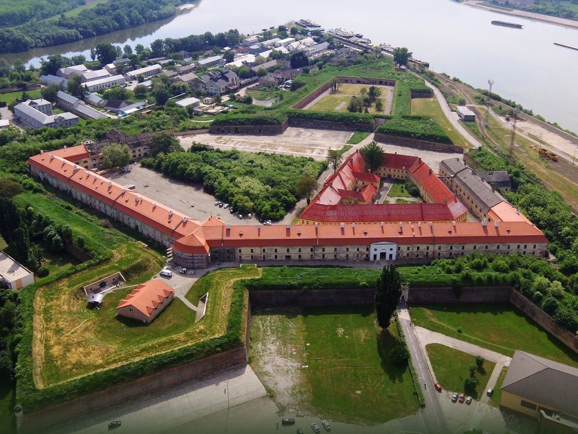 Historická budova Protiturecká pevnosť Komárno Drážková Bobrovka hladká prírodná