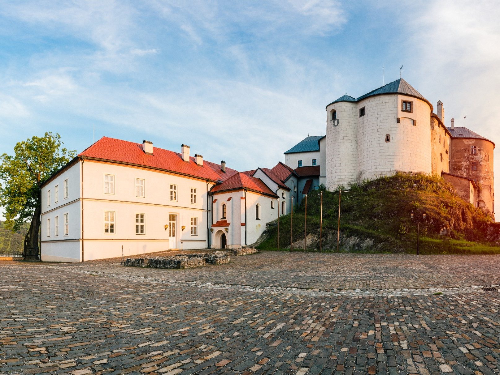 Historická budova Hrad Ľupča Bobrovka červená OR