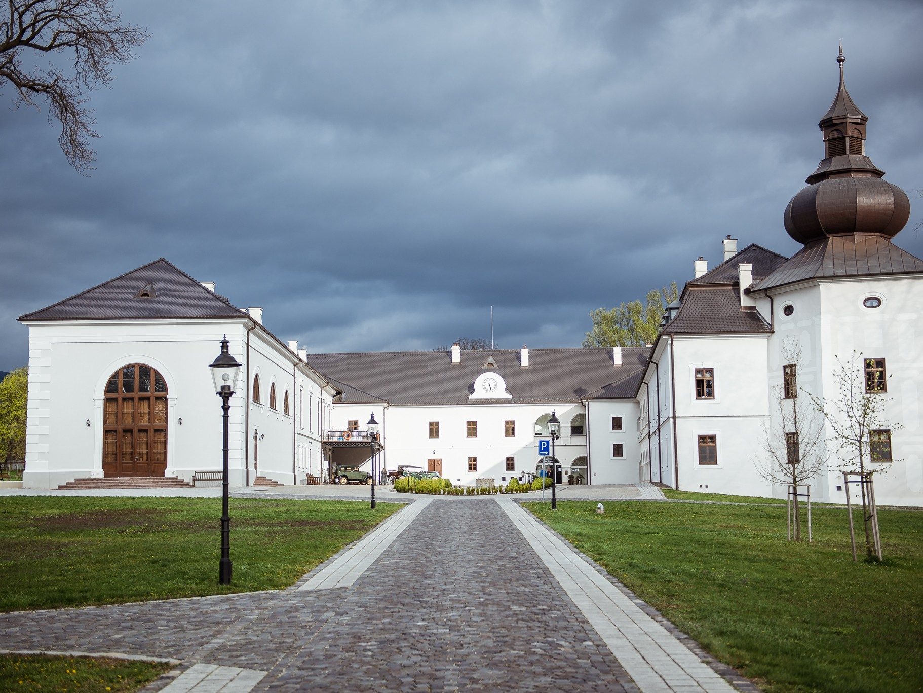 Historická budova kaštieľa v Oponiciach s Bobrovkou čiernou OR