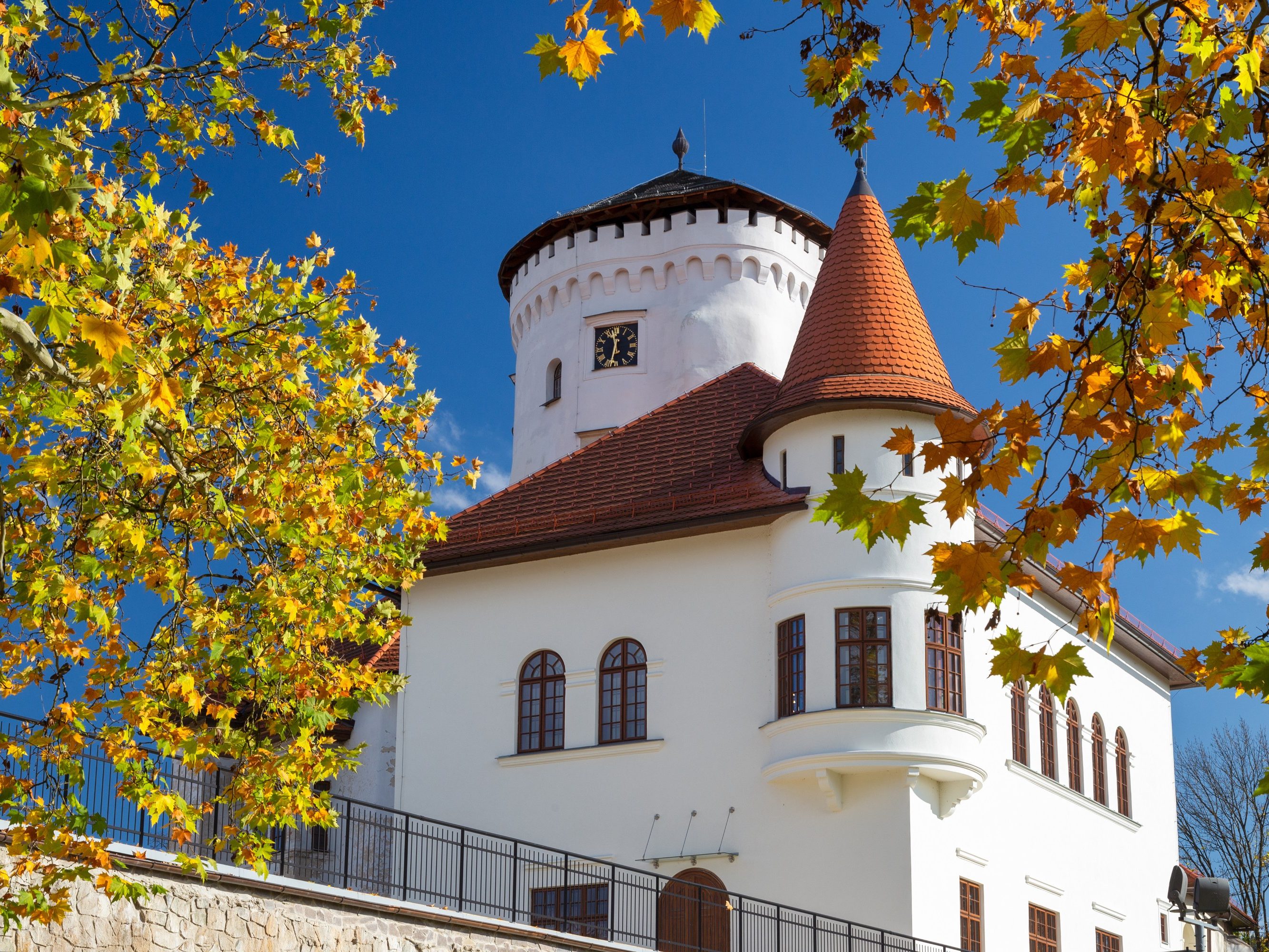 Historická budova Hrad Budatín Bobrovka červená OR