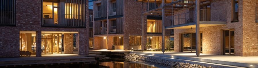 Helene Høyer Mikkelsen apartmany developersky projekt v noci, tehla porotherm a obklady terca