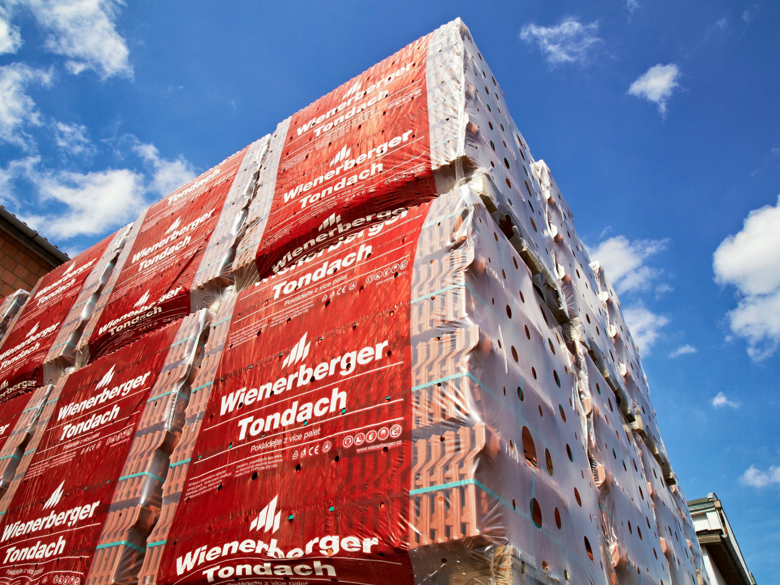 Roof tiles Tondach on pallets with Tondach foil - Production Site Tondach Hranice 2019