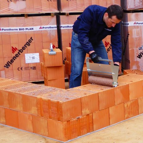 Installation of Porotherm BIO PLAN: man with roller and Mason
