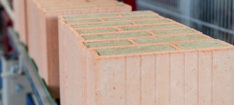 Výroba tehál plnených minerálnou izoláciou