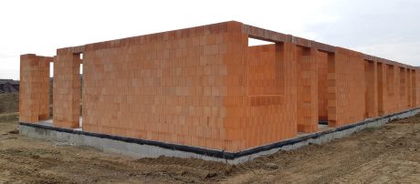 Okenný otvor vytvorený pomocou koncových tehál (ostenia a parapet) a prekladov. Súvislá kapsa v koncových tehlách sa vyplní extrudovaným polystyrénom. Okenný preklad sa vždy odporúča ukladať na doplnkové tehly..