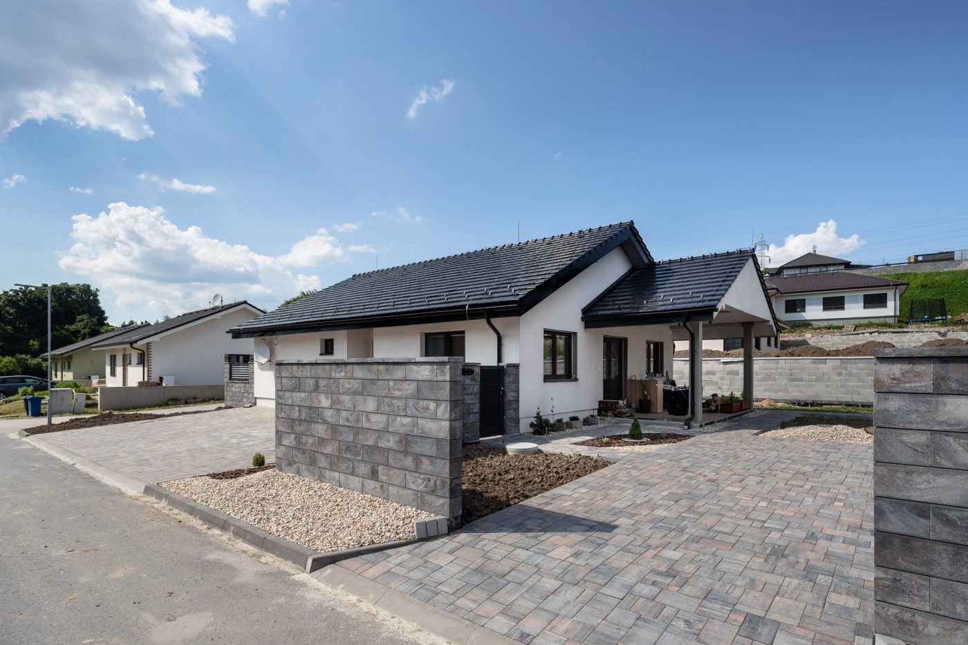 Referencia Tondach Figaro 11 čierna glazúra Rodinný dom Dulova Ves 01