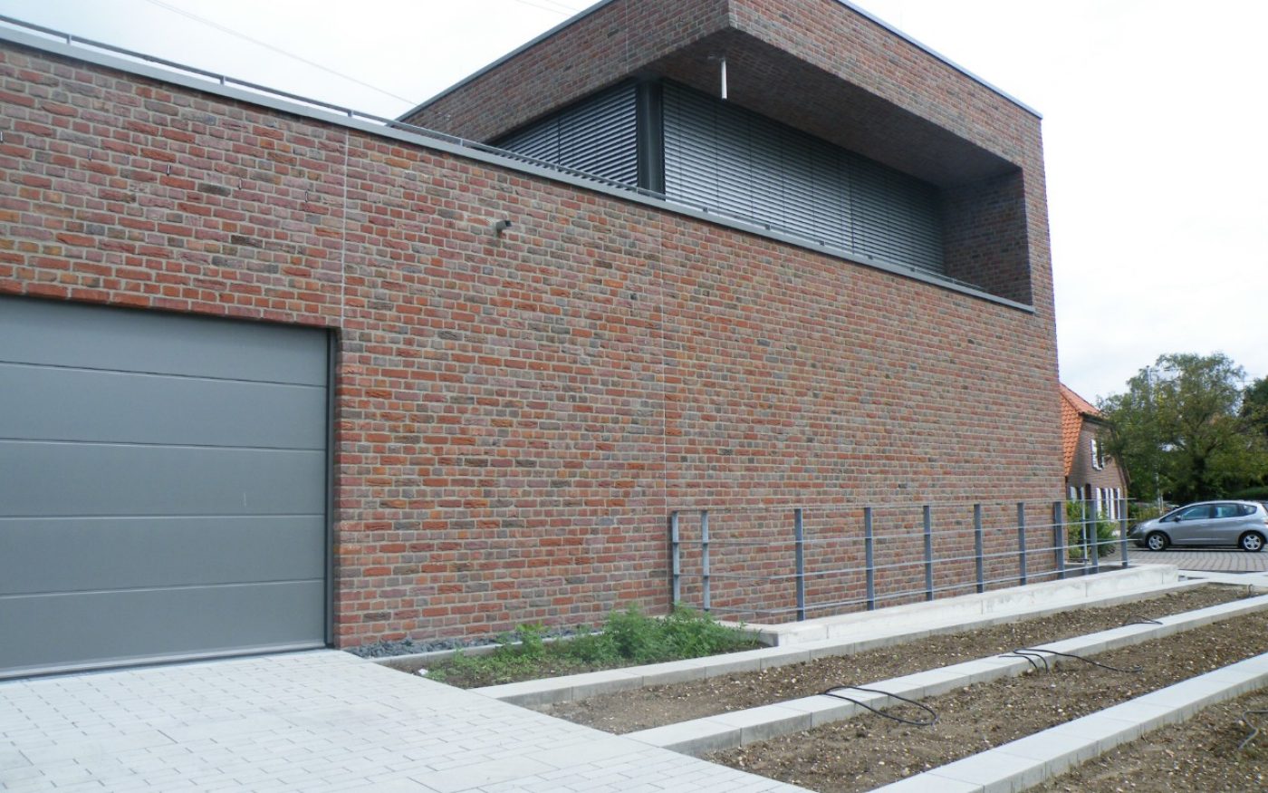 terca, brick, paarsblau mit schmolz, garage, side view, fence