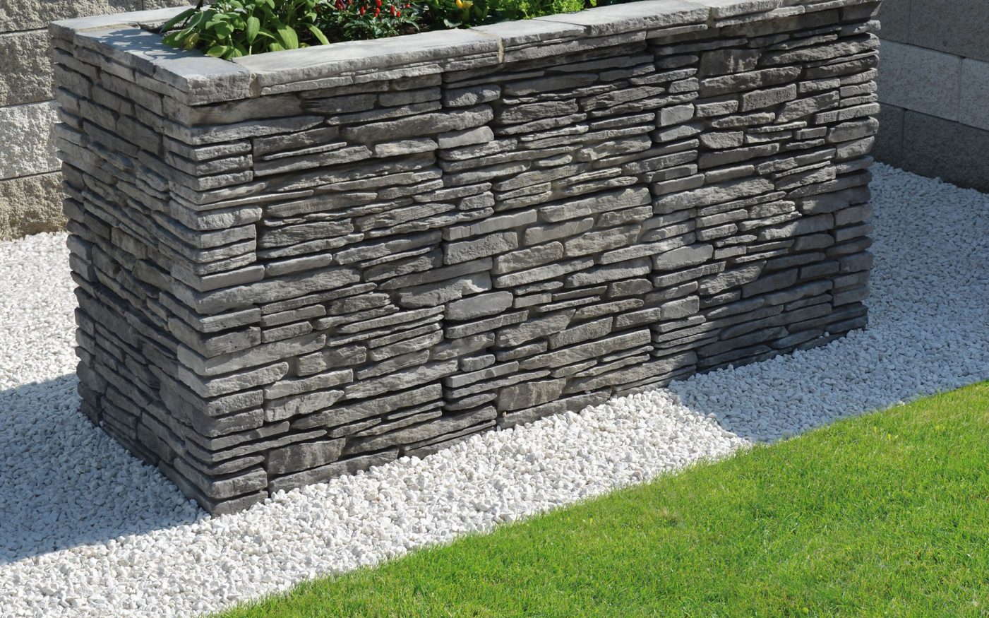 Kompozičná fotografia produktu Bradstone Milldale kvetináč sivá melírovaná