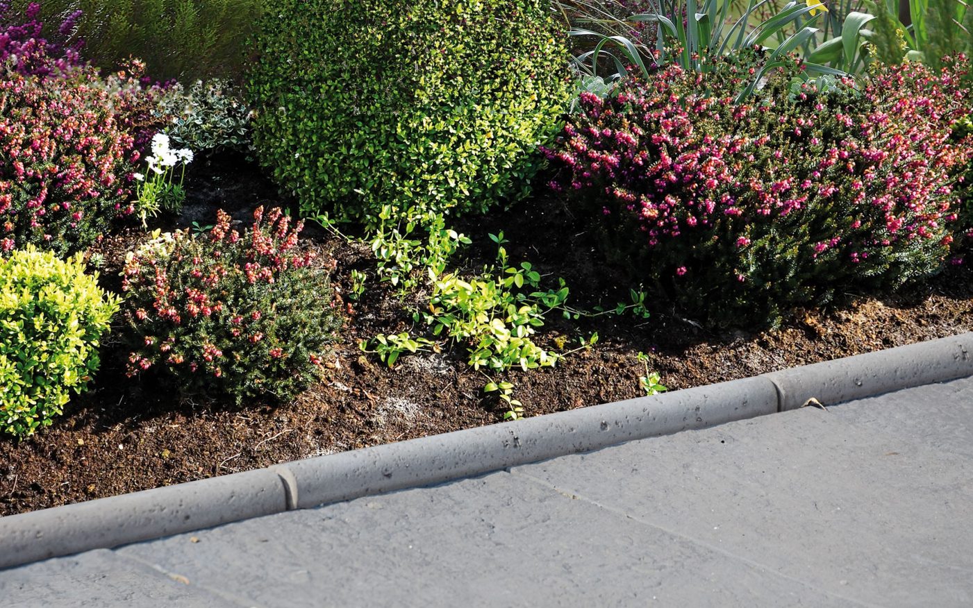 Kompozičná fotografia produktu Bradstone Lias obrubník popolavá sivá