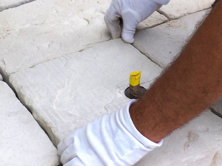 Pokládka platní Bradstone Old Town na štrkové lôžko