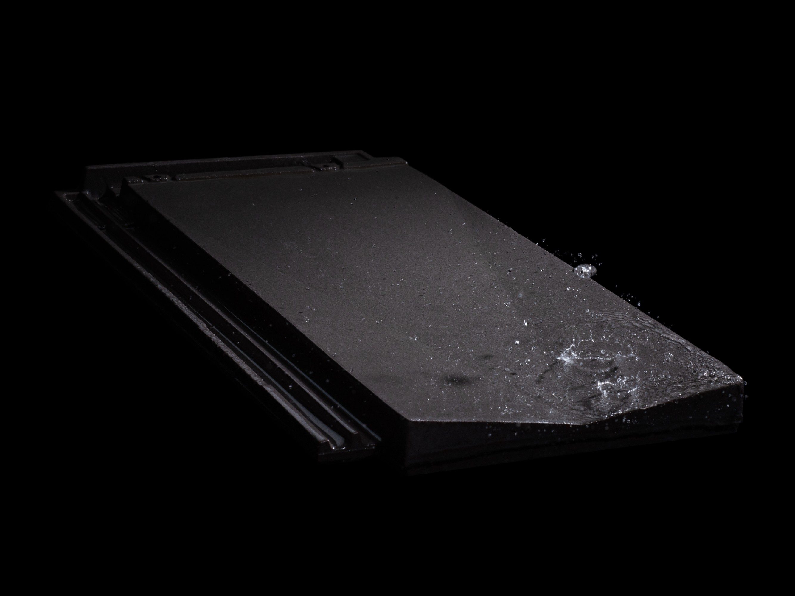 Tondach V11 Engobe Anthrazit Schwarz mit Wassertropfen