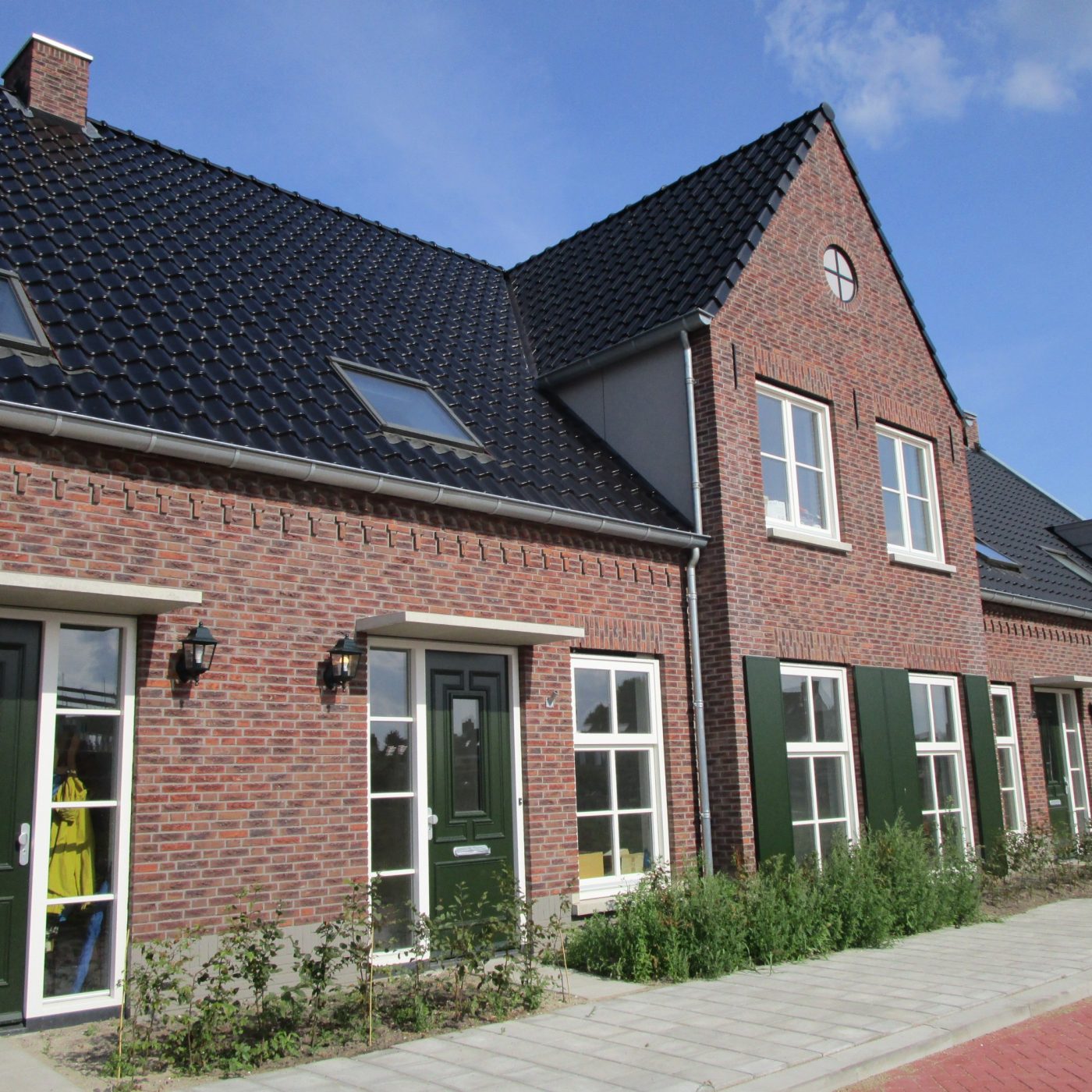 Roof: Madura Zwart Edel Engobe and Madura Roodbruin Engobe | Bricks: Akelei HV WF, Edelstenen-serie Kwarts, HV WF, Edelstenen-serie Rutiel and Topaas WS WF | New Construction Enclosed Houses and Apartments | Brinkhorst, Moordrecht | Architect: LSWA, Oirschot & Kuipers Compagnons, Rotterdam | Contractor: De Vries en Verburg, Stolwijk & Van Erk, Bergmambacht | Roofers: Kooij, Bilthoven | Client: BPD, Delft