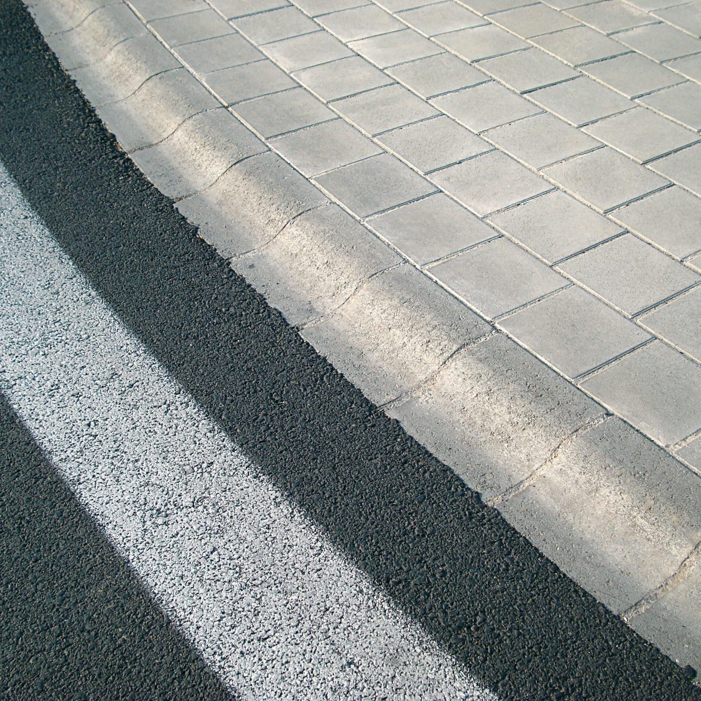 Referenčná fotografia produktu Obrubník nájazdový sivá