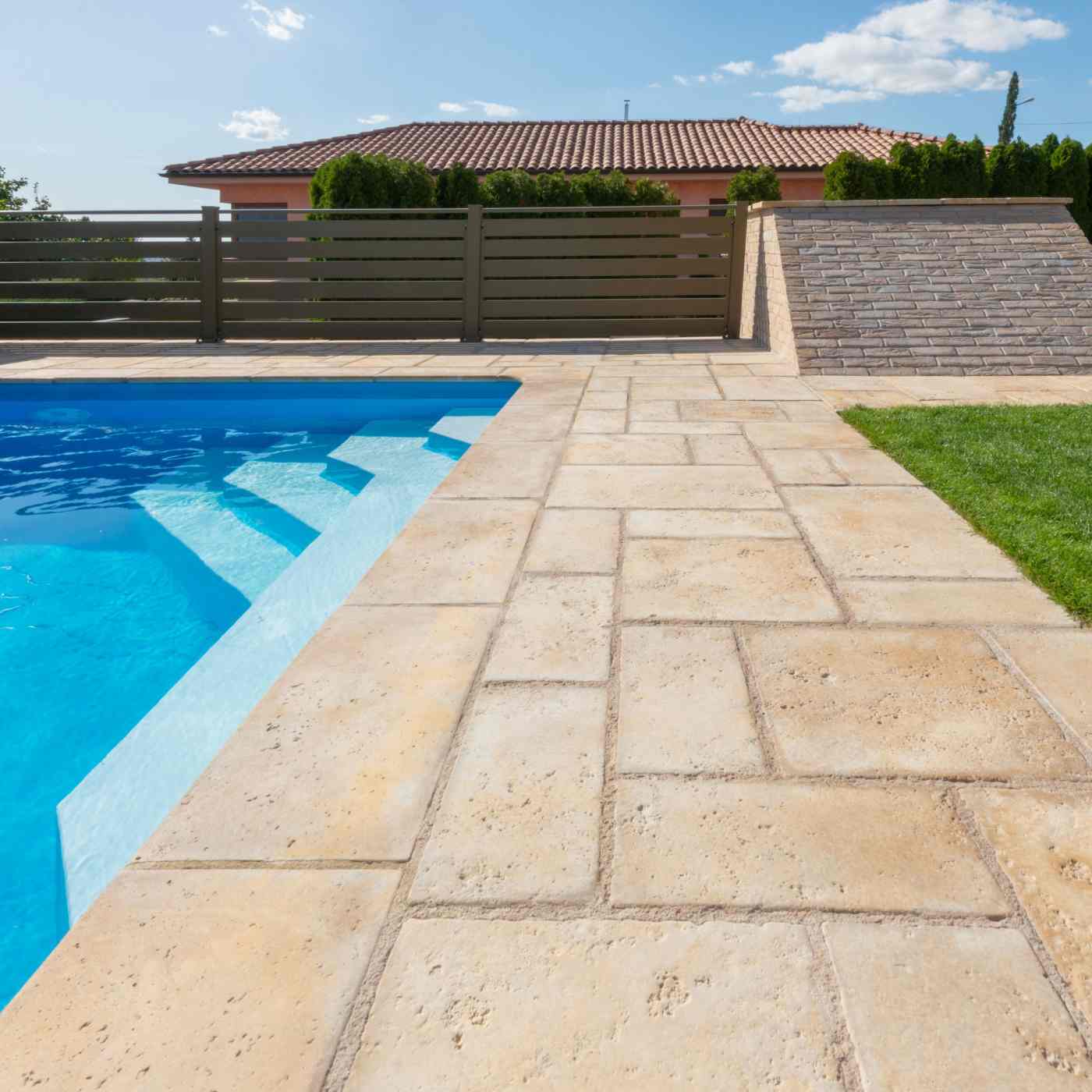 Referenčná fotografia produktu Bradstone Travero bazénový lem béžová melírovaná