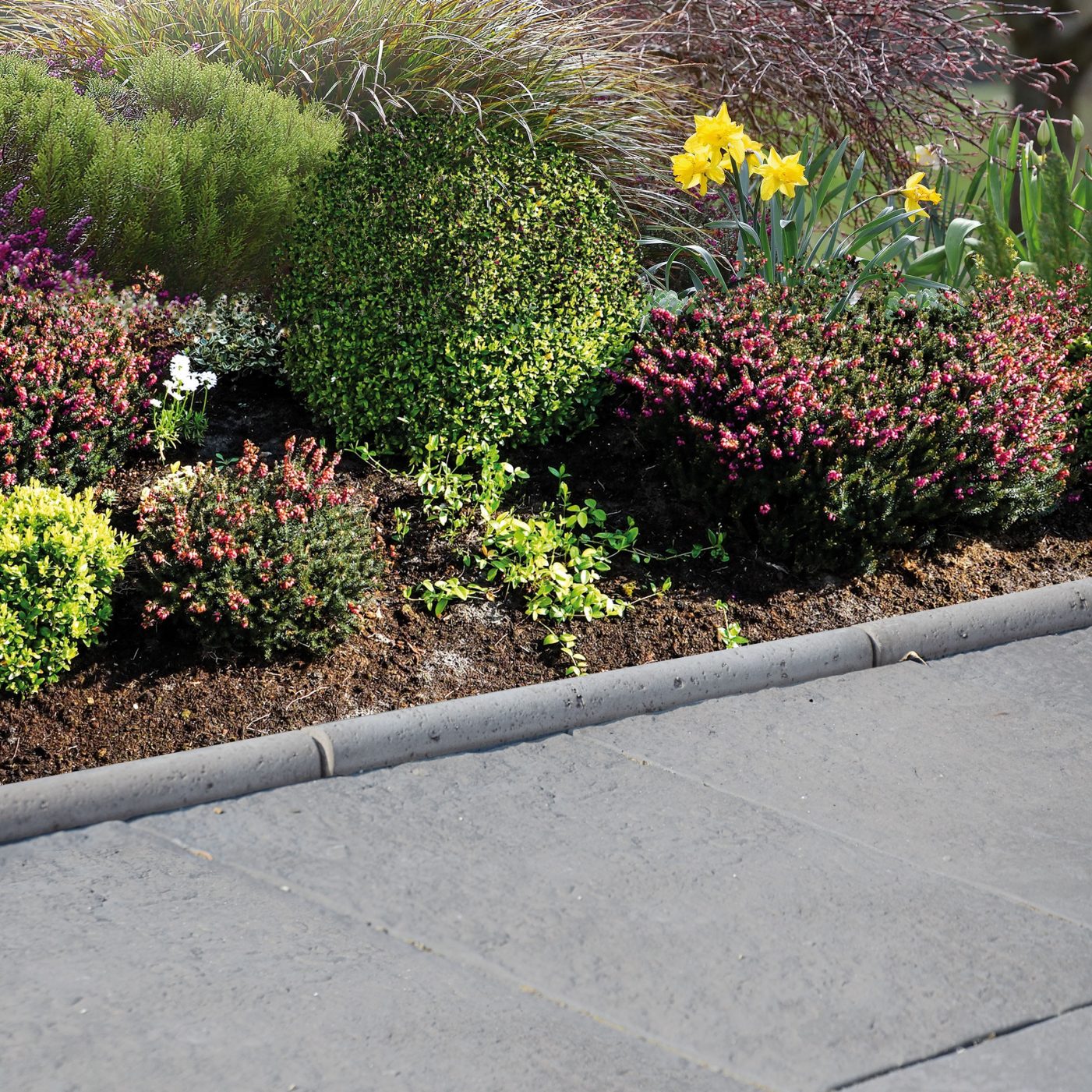 Kompozičná fotografia produktu Bradstone Lias obrubník popolavá sivá